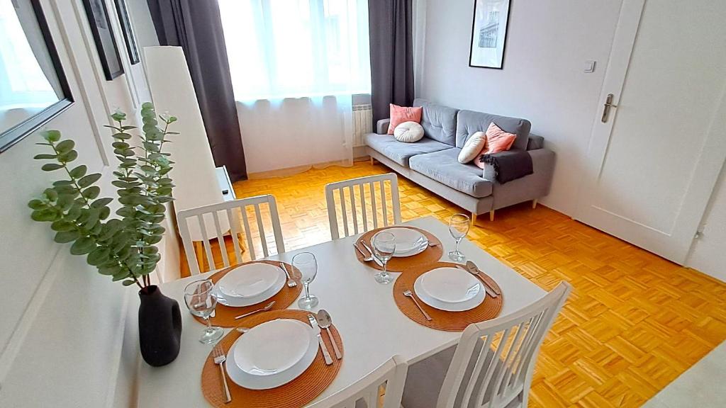 jadalnia ze stołem, krzesłami i kanapą w obiekcie Praska Syrena w Warszawie