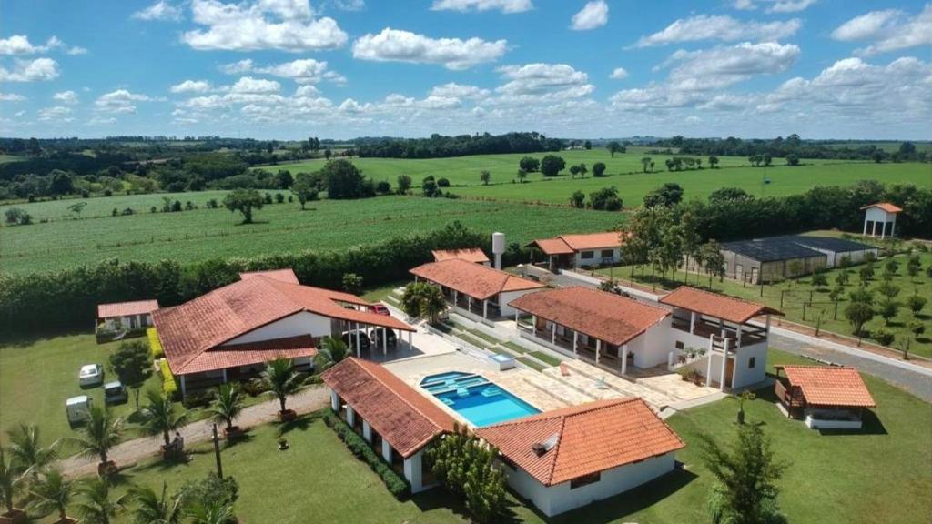 an aerial view of a house with a swimming pool at Sítio São Luiz: Experimente Autenticidade Rústica in Porangaba