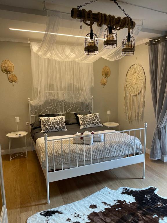 1 dormitorio con 1 cama blanca y 2 mesas en Il Borghetto en Mentana