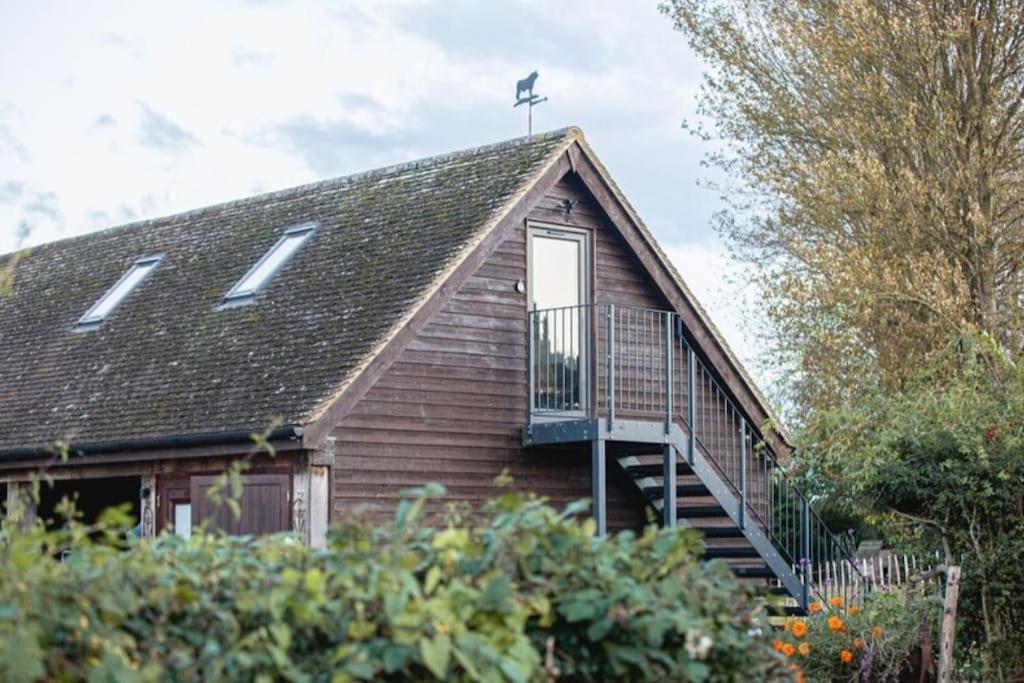 uma casa com uma escada no telhado em Doeling Barcombe em Isfield