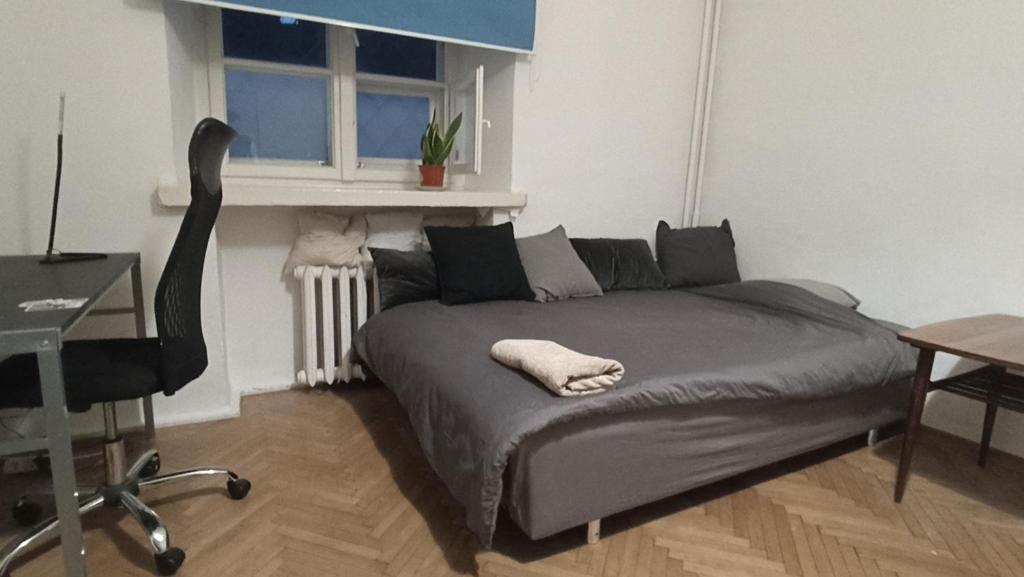 sypialnia z łóżkiem, biurkiem i krzesłem w obiekcie Pokój prywatny - Starówka - Old Town w Warszawie