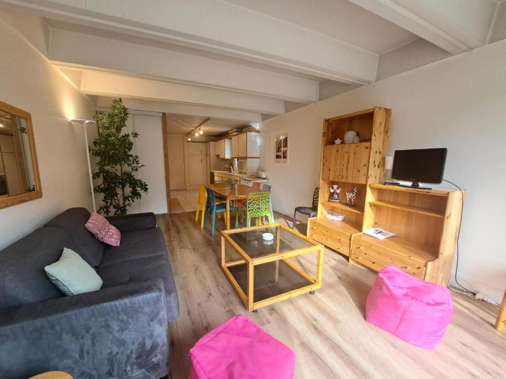 un salon avec un canapé et une table dans l'établissement Résidence Cassiopée - maeva Home - Appartement 4 pièces 6 personnes - Confort MAE-3654, à Arâches-la-Frasse
