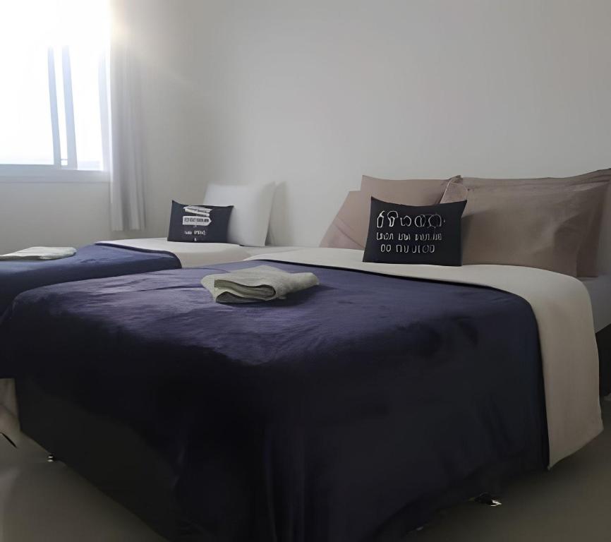 two beds with towels sitting on top of them at Captiva Beach - 400m da PRAIA - WiFi - Netflix - Residencial Captiva in Navegantes