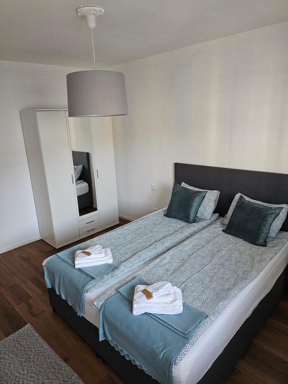 ein Schlafzimmer mit einem großen Bett mit Handtüchern darauf in der Unterkunft Lugano CASA NOSTRA guesthouse in Paradiso