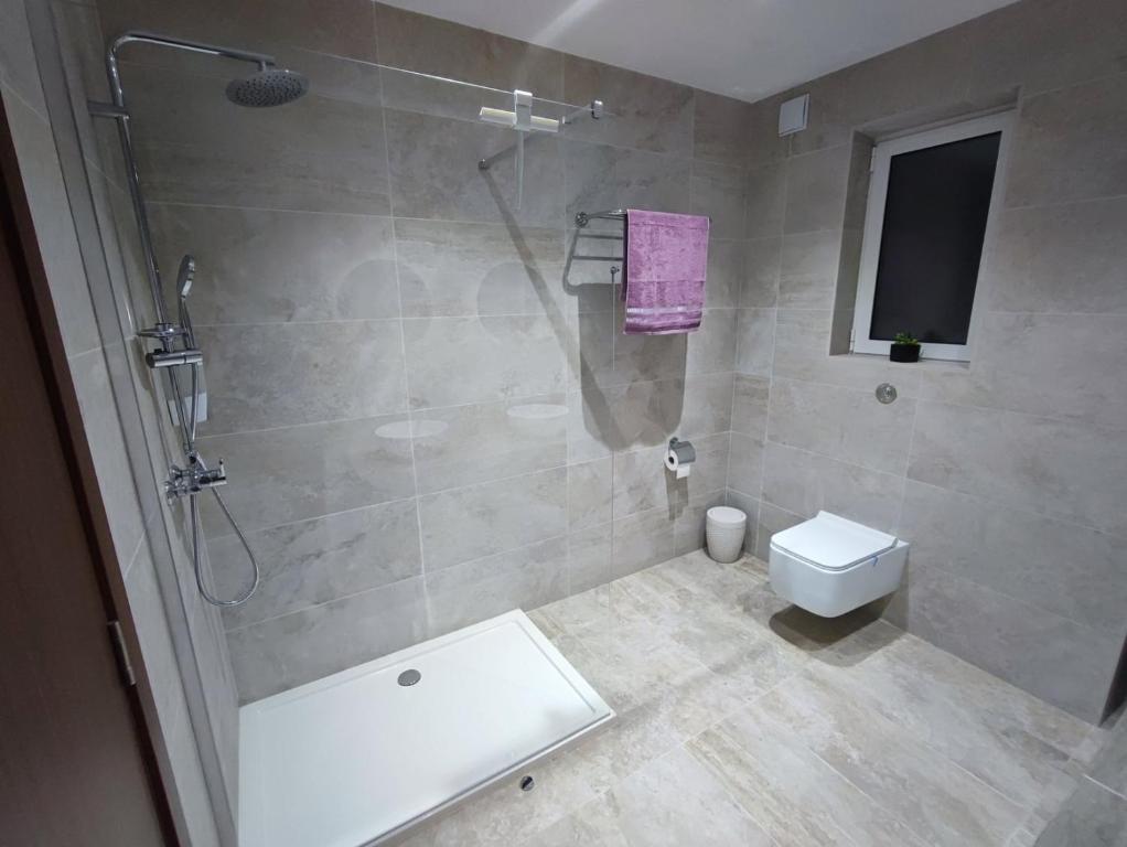 Koupelna v ubytování B8 Seaside Luxury Rooms with private bathroom - dining area shared