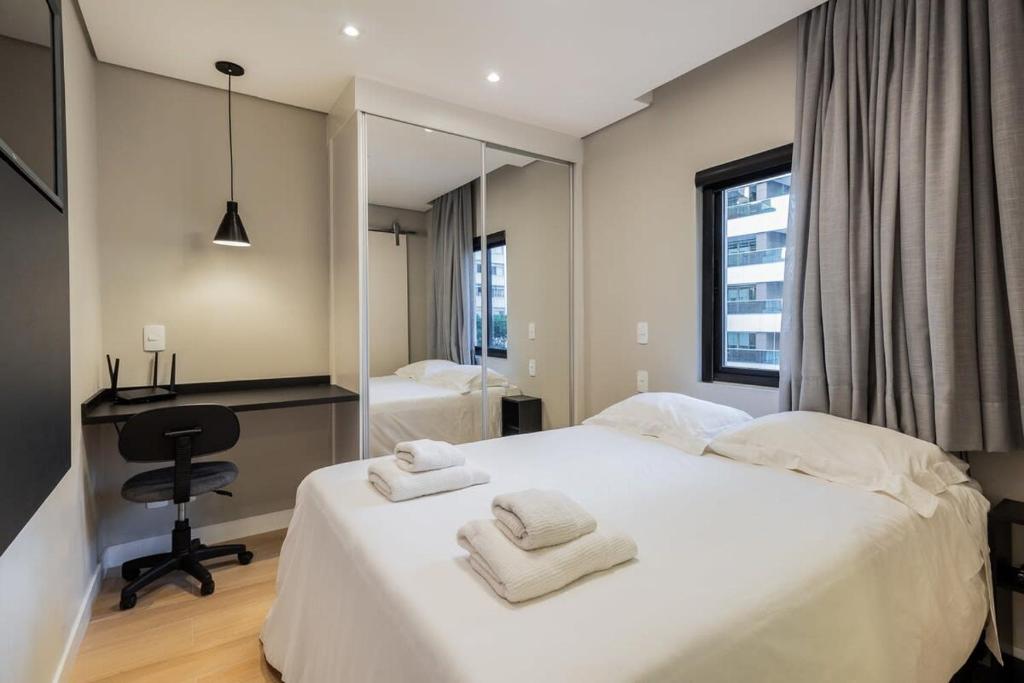 ein Schlafzimmer mit zwei weißen Handtüchern auf einem Bett in der Unterkunft BHomy Paulista - Novo e bem localizado MR44 in São Paulo