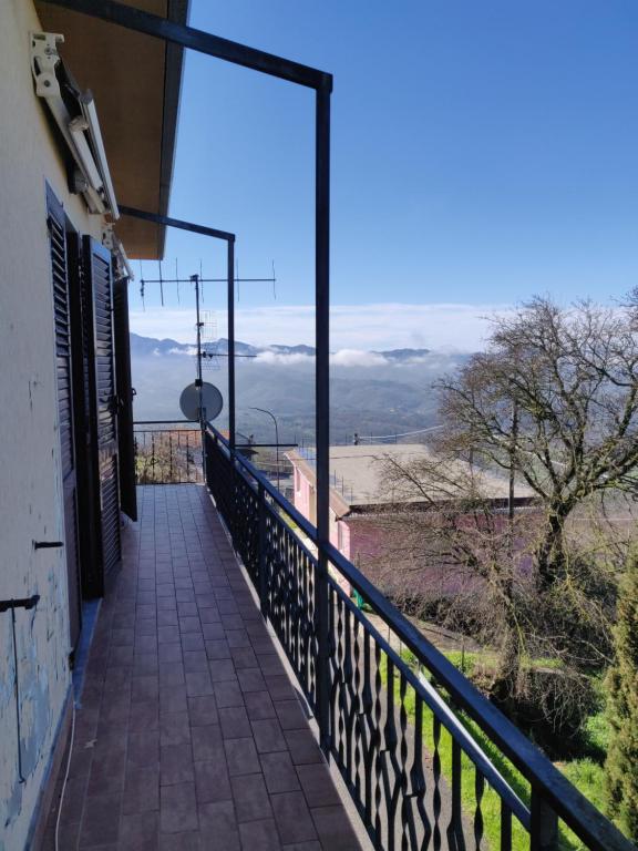 einen Balkon mit Bergblick in der Unterkunft The View of Lunigiana in Agnino