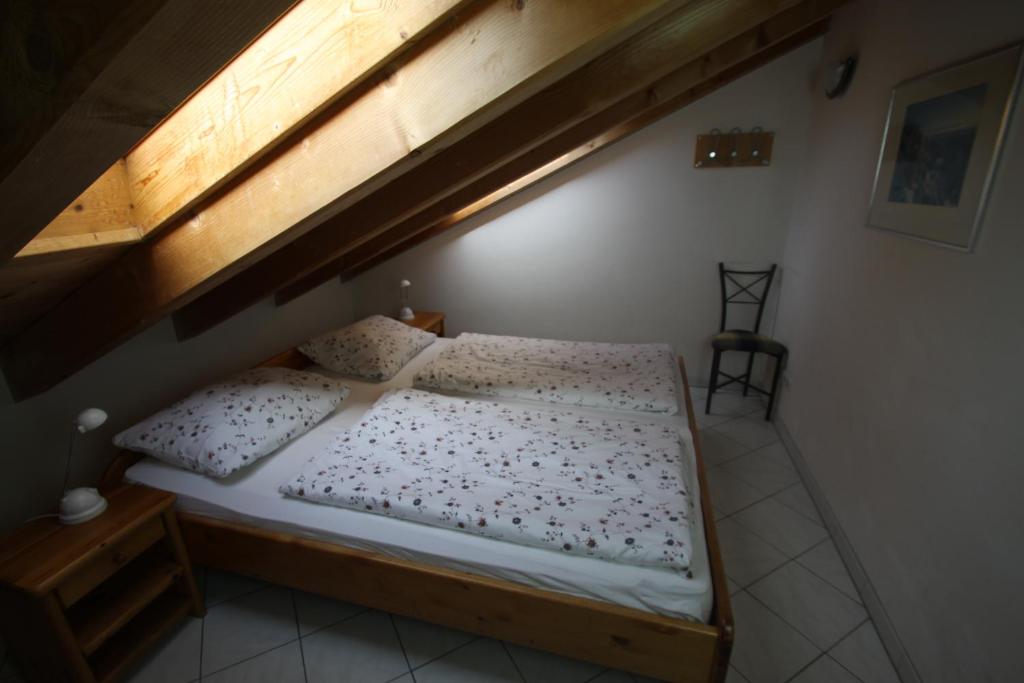un lit dans une chambre avec un lit mezzanine dans l'établissement Ferienwohnung Almhüttenweg Dreitorspitze, à Garmisch-Partenkirchen