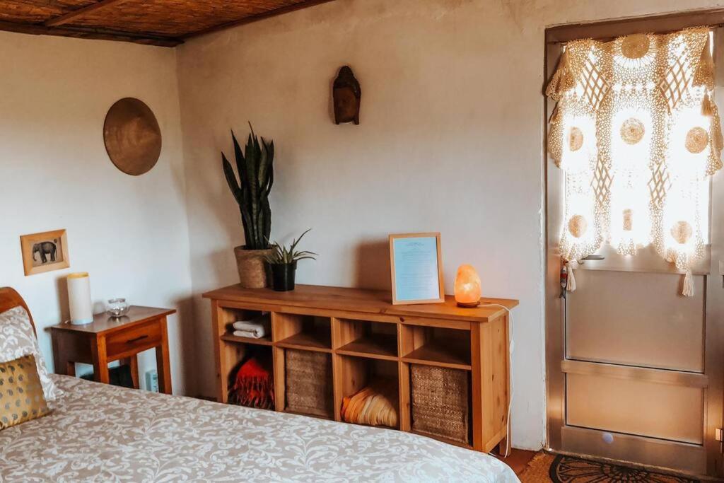 um quarto com uma cama e uma janela em The Annex at Quinta Solar em Vale de Prazeres