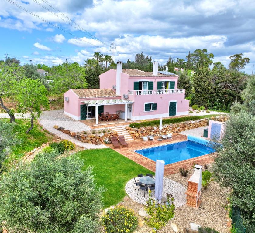 una vista aérea de una casa rosa con piscina en Casa Rosa en Lagos