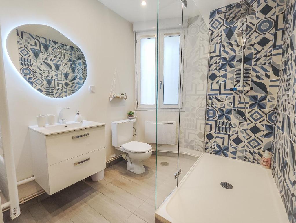 Ένα μπάνιο στο Évasion Santorin - Jacuzzi & Relax