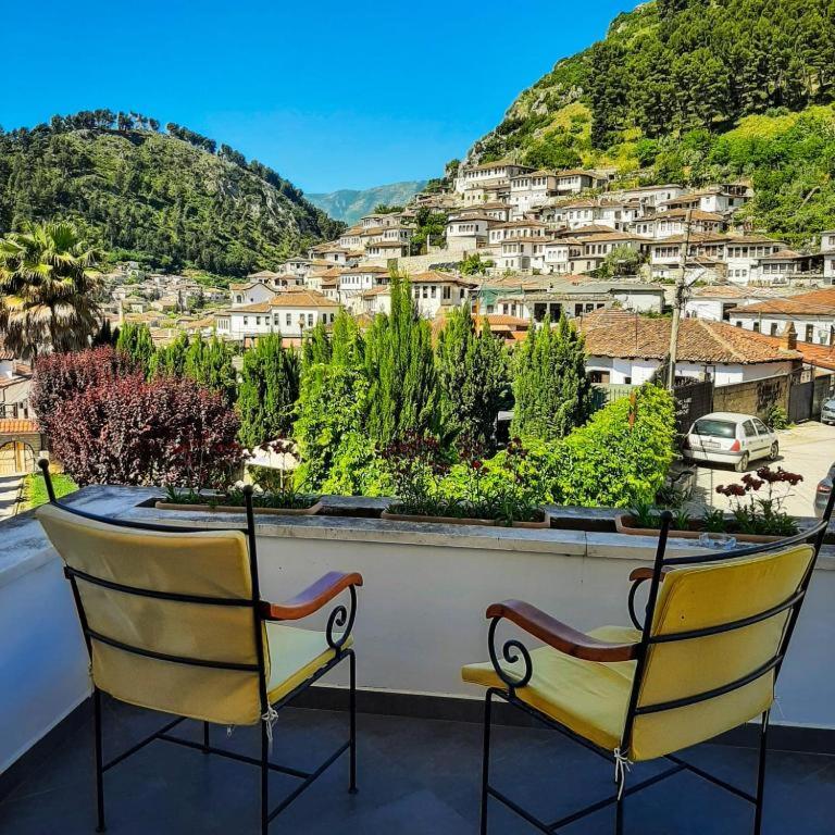 Vista generica sulle montagne o vista sulle montagne dall'interno dell'hotel