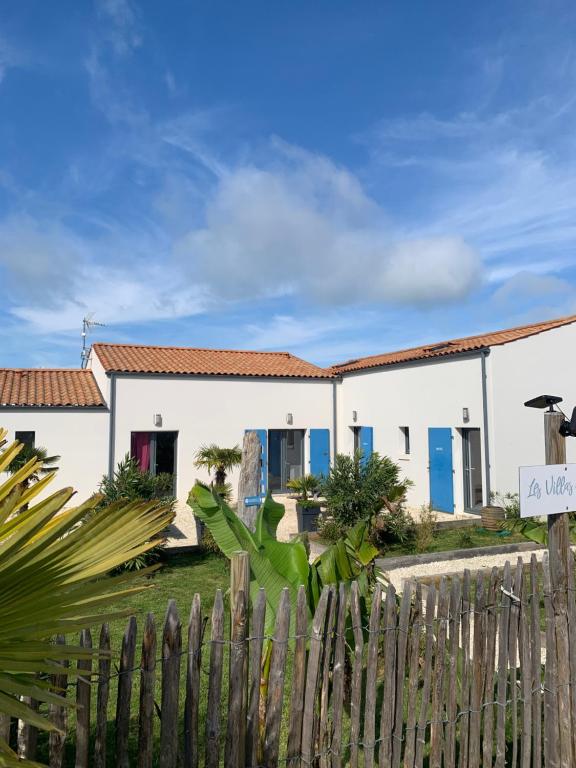 une clôture devant une maison blanche dans l'établissement Marine 4, à Foulerot