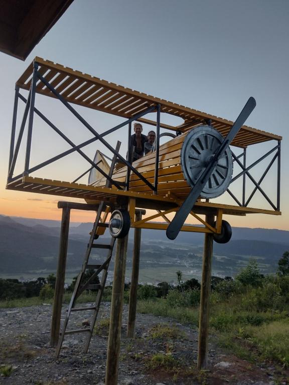 two people are sitting in a model airplane at HOSPEDAGEM CK in Urubici