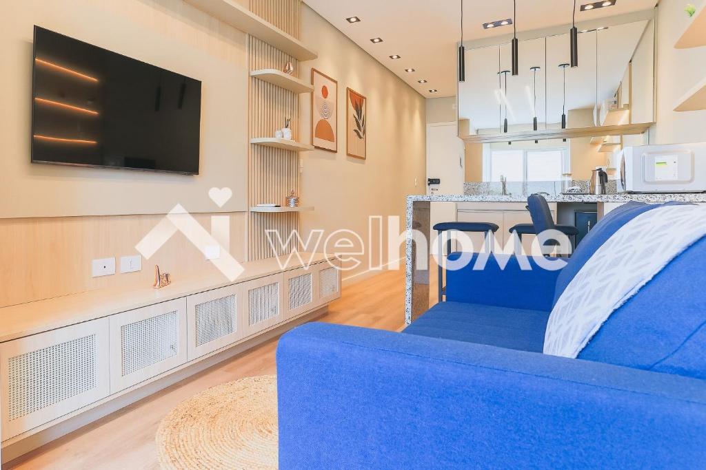 un soggiorno con divano blu e TV di Aconchegante apartamento em Cotia a Cotia