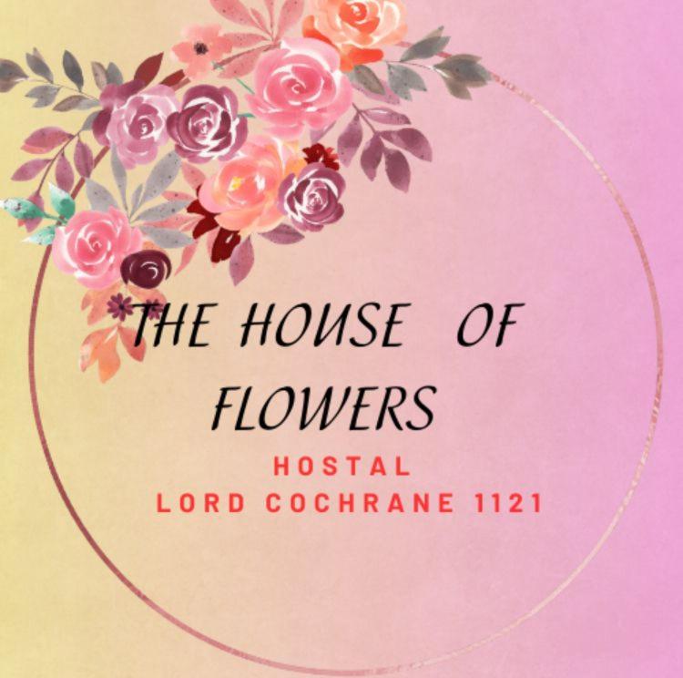 eine Karte mit einem Blumenstrauß im Kreis in der Unterkunft the house of flowers in Osorno
