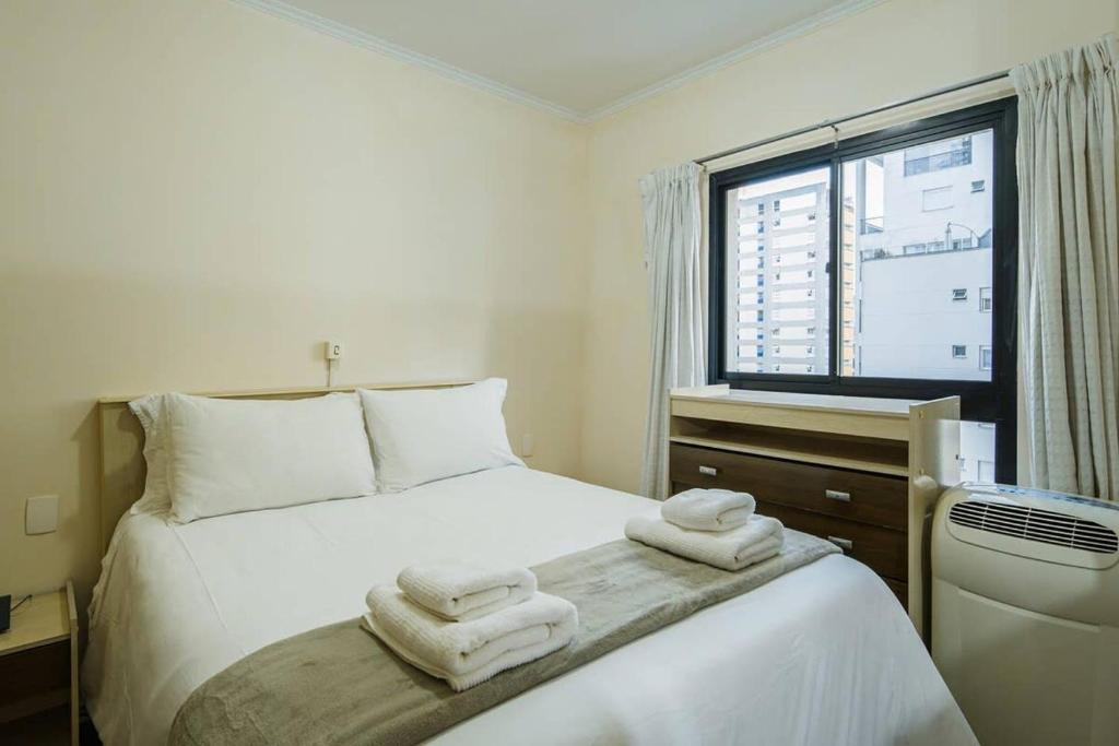 1 dormitorio con 1 cama con toallas en BHomy Pinheiros Localização privilegiada EX1407, en São Paulo