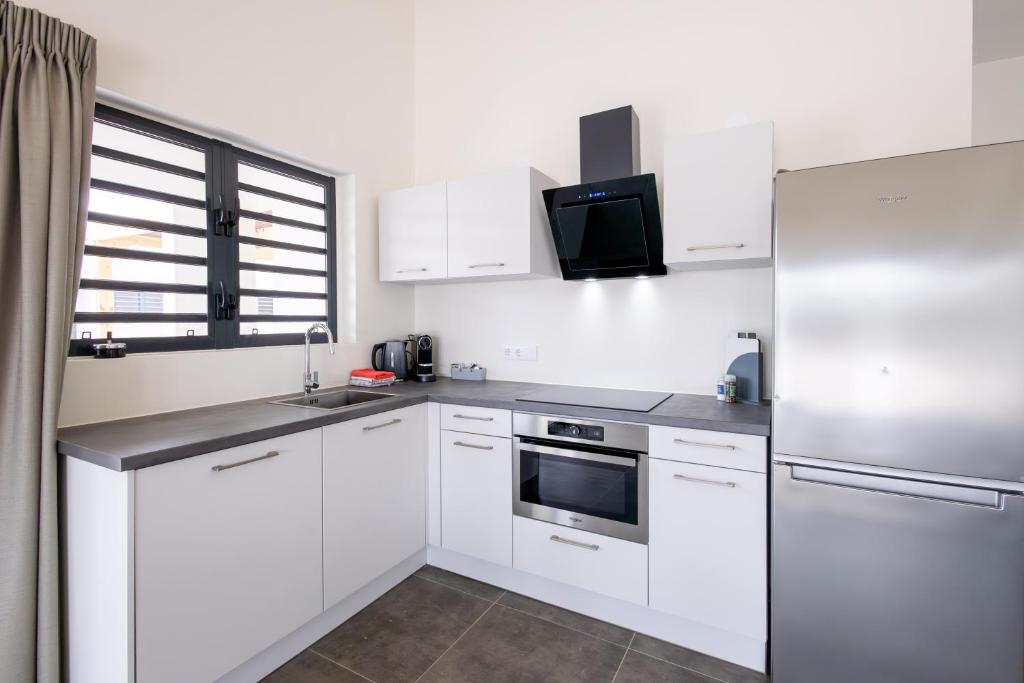 Kuchyň nebo kuchyňský kout v ubytování Villa Monrel Mambo Beach