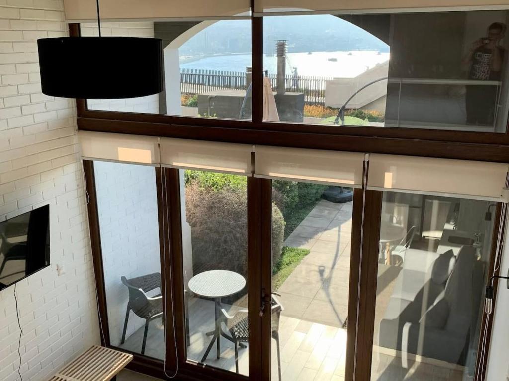 um quarto com uma grande janela com vista para o oceano em En Cerro Baron Cómodo Loft Jardín, Estacionamiento Servicio HOM 1709 em Valparaíso