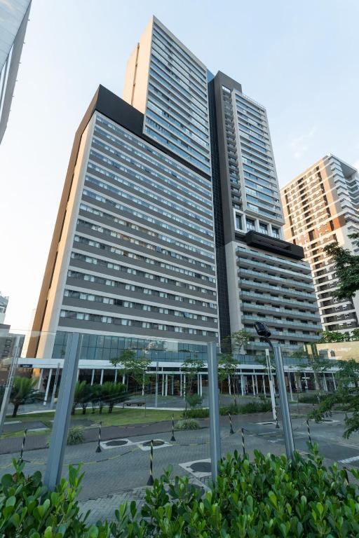 Hotel BHomy Praça São Pualo, a tall building in a city with two tall buildings at BHomy Praça São Pualo in São Paulo