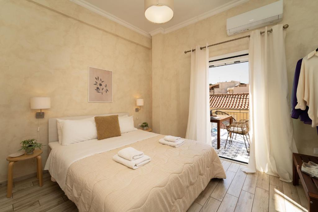 - une chambre avec un lit et des serviettes dans l'établissement Maisonette Pylos, à Pylos