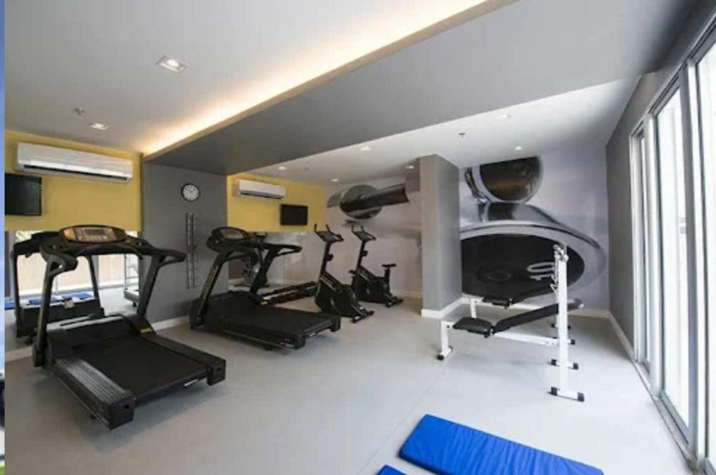 Fitness centrum a/nebo fitness zařízení v ubytování Flat Fusion Itaguaí - Conforto e Conveniência em Frente à Rodoviária, na linda Costa Verde - Sua Estadia Perfeita!