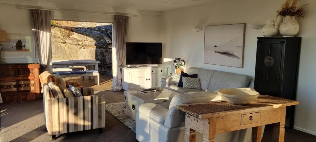 TV a/nebo společenská místnost v ubytování Coastal Chic in Pohara
