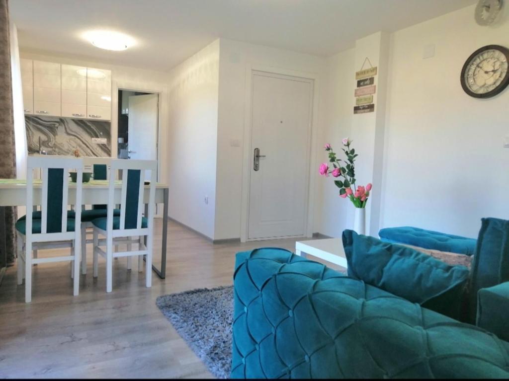 een woonkamer met een bank en een eetkamer bij Apartmani NINA Zlatar in Nova Varoš