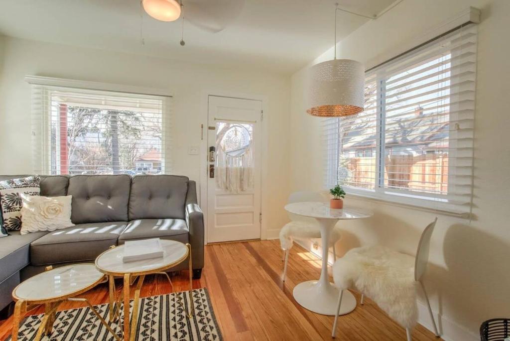 Posezení v ubytování Vintage Tiny House CUTE 1BDRM Big Appeal