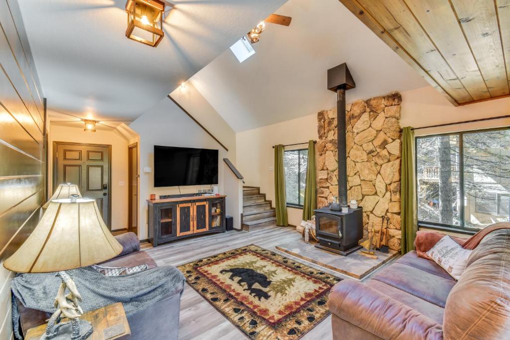 MiWuk Village Cabin with Large Deck 2 Mi to Town!, Twain Harte