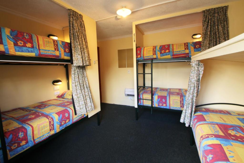 Voodi või voodid majutusasutuse Chateau Backpackers & Motels toas