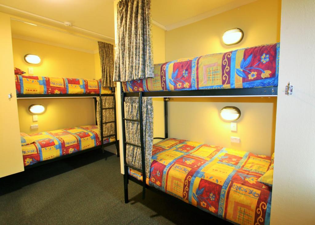 Voodi või voodid majutusasutuse Chateau Backpackers & Motels toas