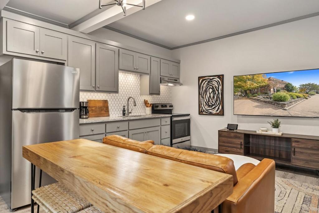 Apt on Town Square - Ultimate DT Fay Location - Appartement