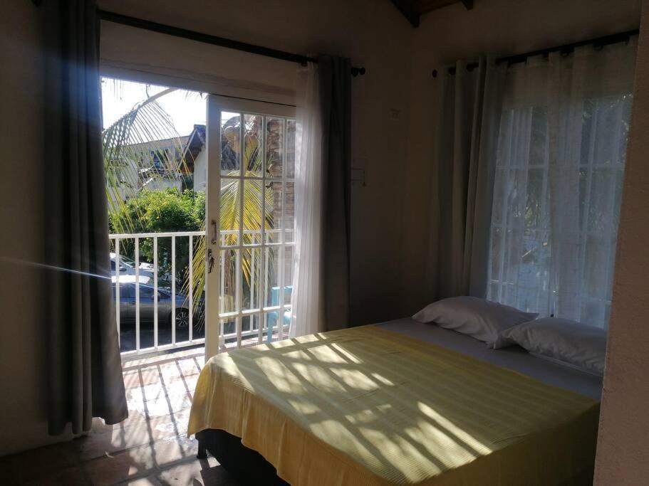 1 dormitorio con cama y ventana grande en Casa de las Palmas, en Honda