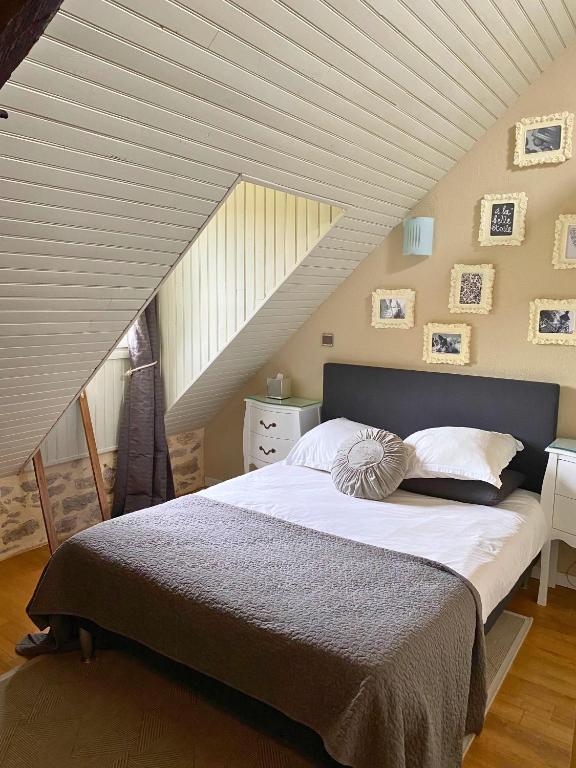 een slaapkamer met een groot bed op zolder bij MAS DE JOUAS Remy in Saint-Rémy
