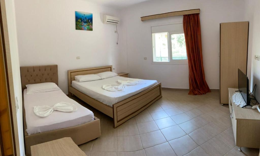 Zimmer mit 2 Betten und TV in der Unterkunft Apartment Santino 6 in Ksamil