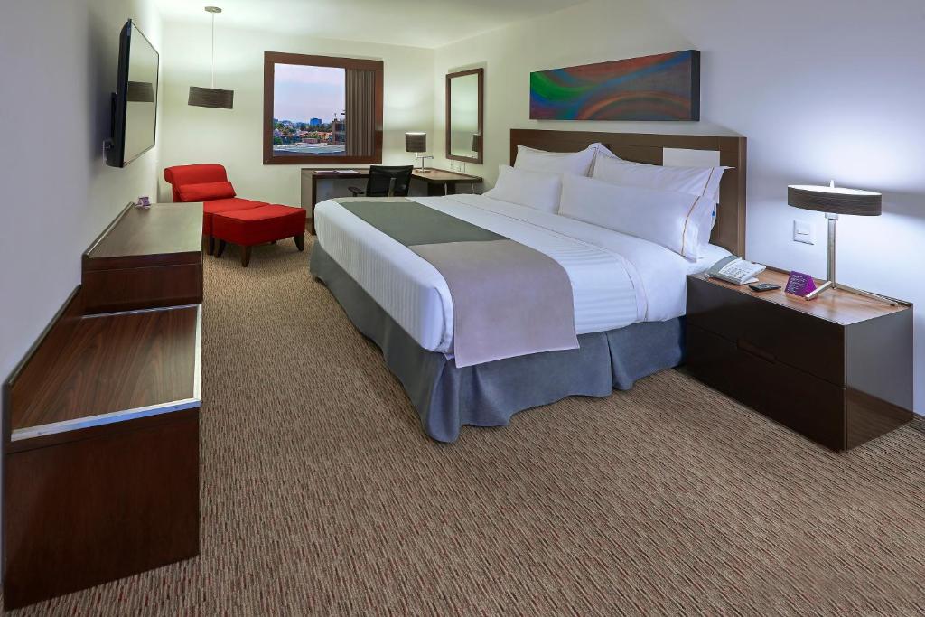 Postel nebo postele na pokoji v ubytování Holiday Inn Guadalajara Patria-Universidad by IHG