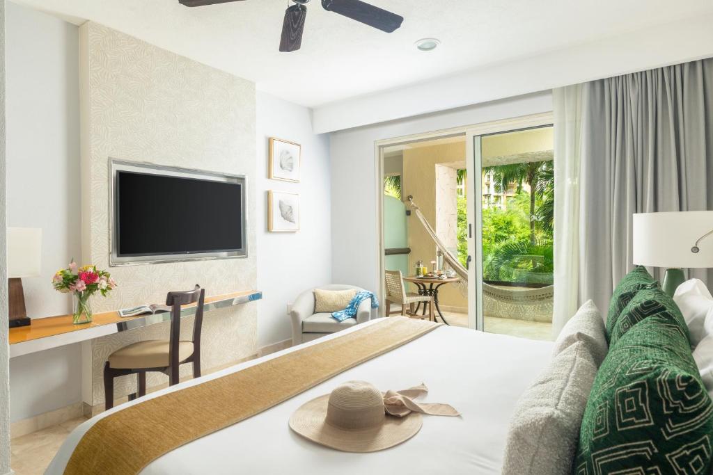 Habitación Estándar — detalle de camas y balcón