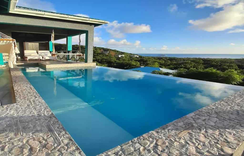 La pileta dentro o cerca de Sugar Moon, spectacular Antiguan Villa with pool