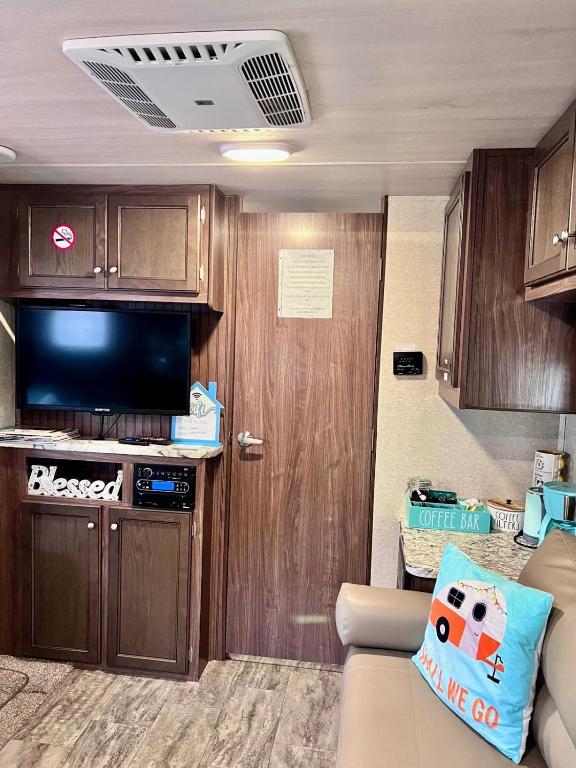 Kuchyň nebo kuchyňský kout v ubytování RV Camper Paradise on the Wheels Near Clearwater Beaches