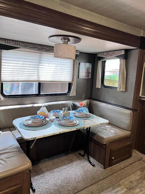 Posezení v ubytování RV Camper Paradise on the Wheels Near Clearwater Beaches