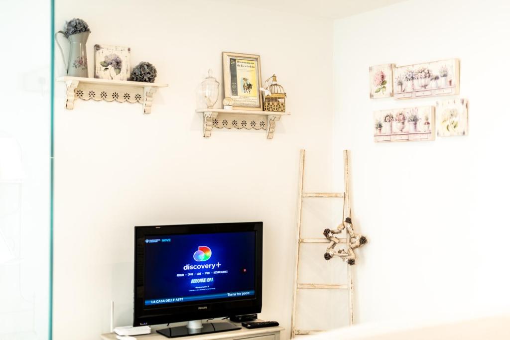 Televízia a/alebo spoločenská miestnosť v ubytovaní Casa vacanze La Scala d'Oro