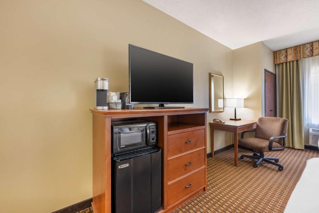 Best Western Plus Grand Island Inn and Suites - Habitación Con Cama Extragrande - No Fumadores