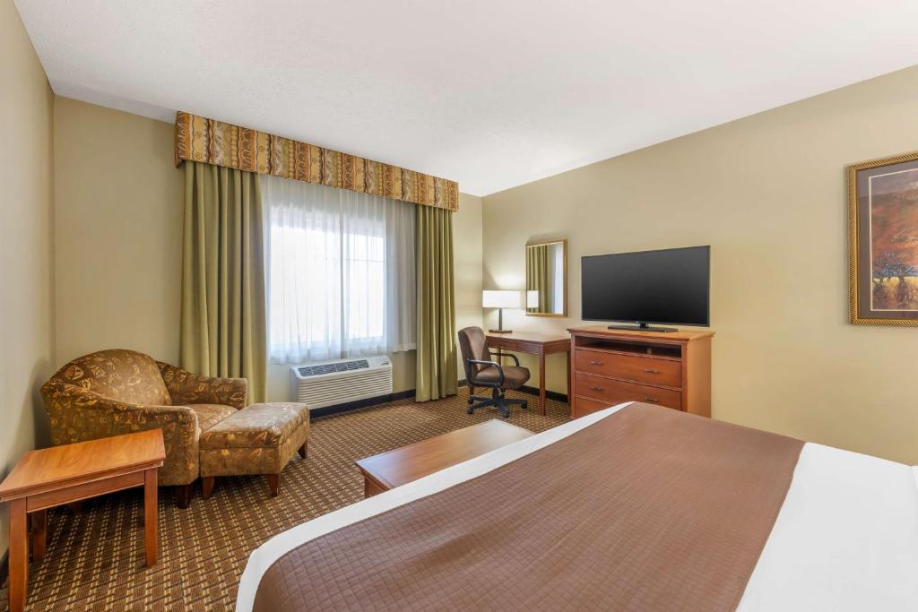 Best Western Plus Grand Island Inn and Suites - King Room - Mobility Accessible