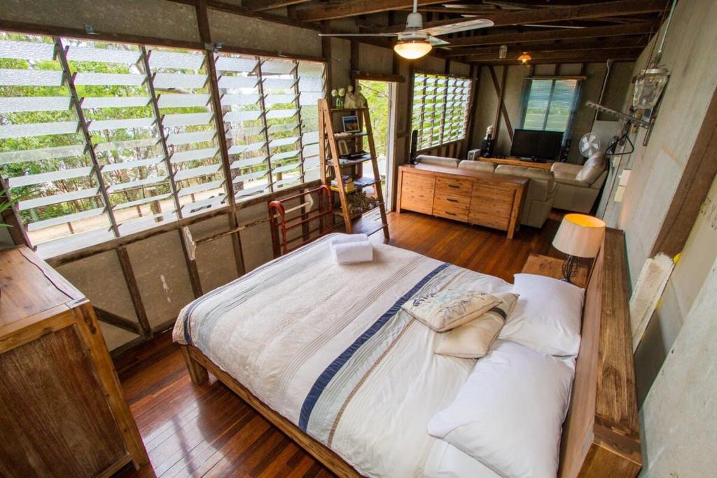 A bed or beds in a room at The Shack - Quaint, pet-friendly cottage in 1770