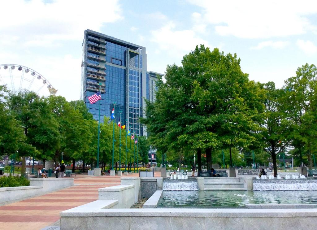 uma fonte num parque com uma roda gigante ao fundo em Club Wyndham Atlanta em Atlanta