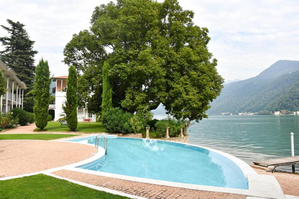 een zwembad met uitzicht op een meer bij Apt.124 - Beautiful apartment on the lake in Porto Ceresio