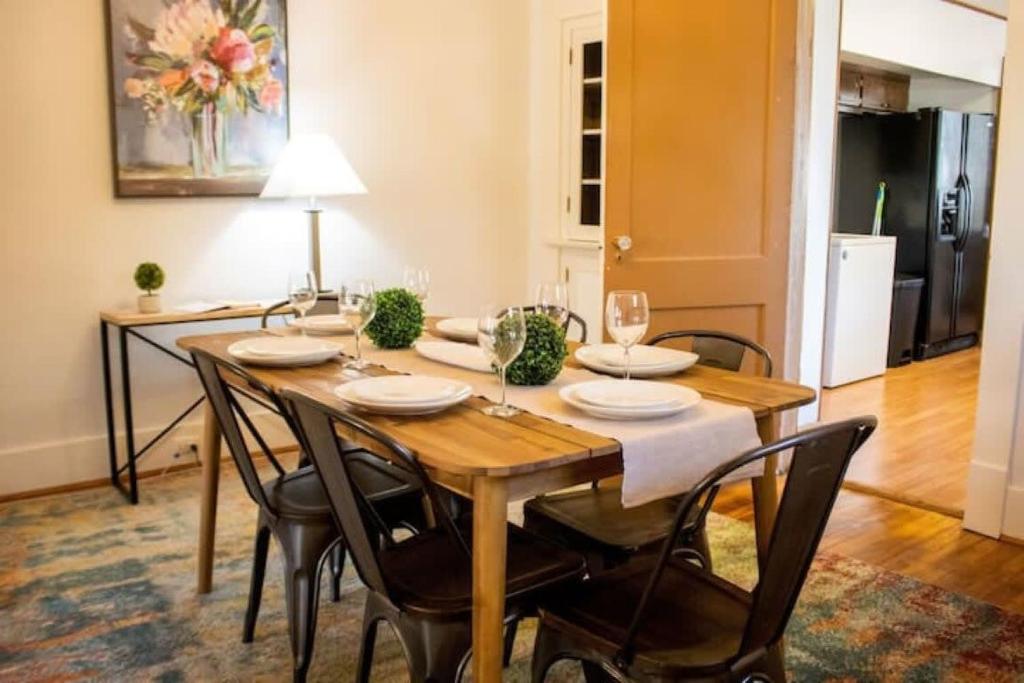 uma mesa de madeira com cadeiras e uma sala de jantar em Capitol State Heights em Montgomery