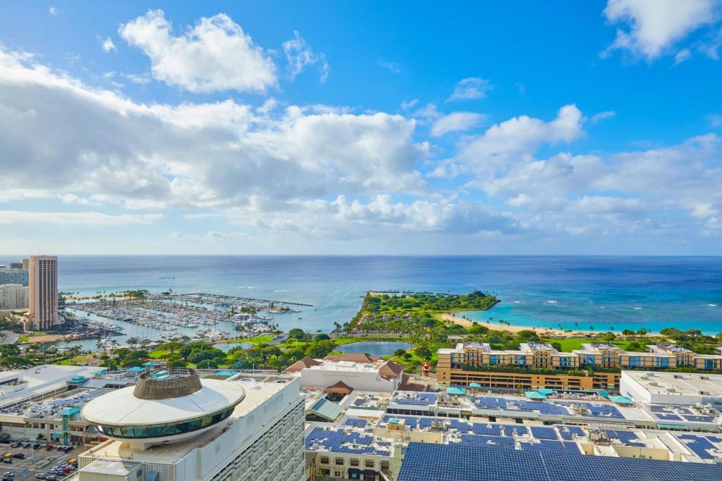 eine Luftansicht auf eine Stadt und das Meer in der Unterkunft Renaissance Honolulu Hotel & Spa in Honolulu