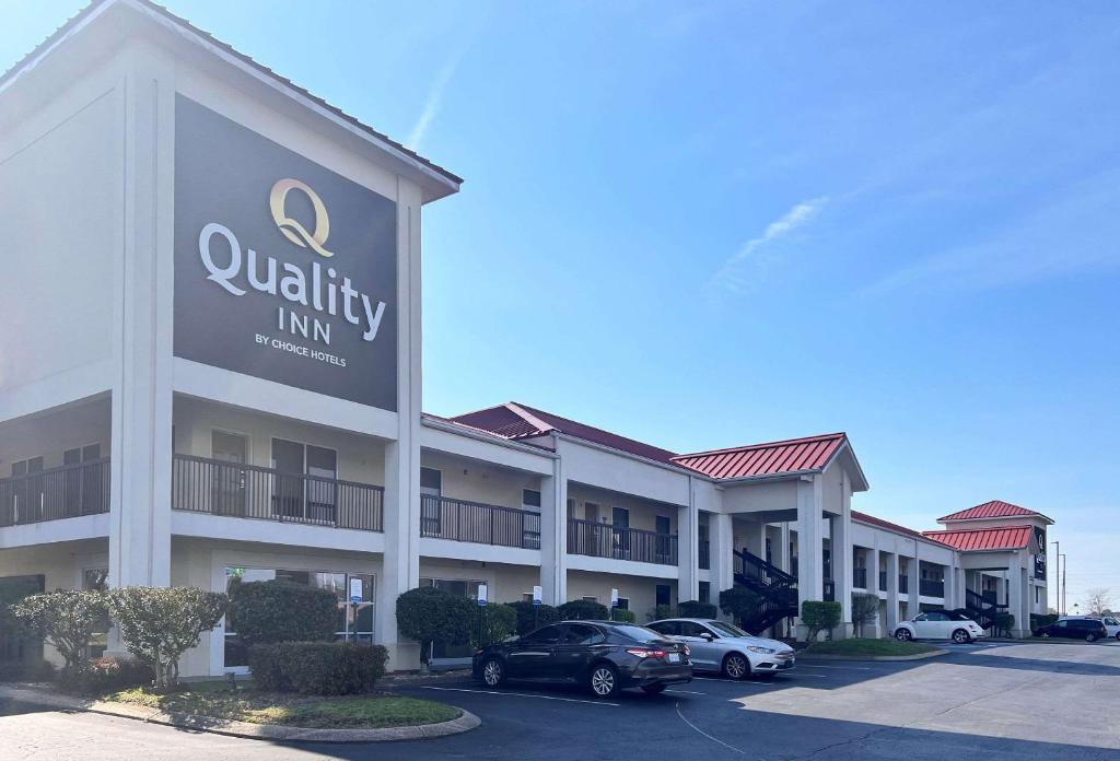 a building with a sign for a university inn at Quality Inn in Ringgold